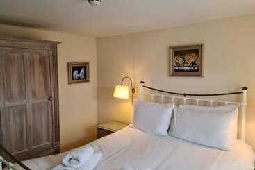 בית מלון כפרי Henrietta House, A Member Of Radisson Individuals