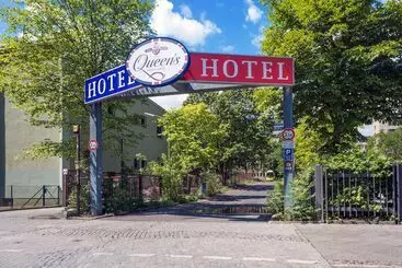 هتل Queens Park