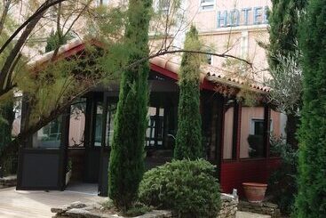 Отель Hôtel Lou Mistralou