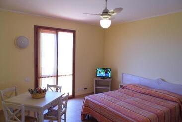 هتل آپارتمان Residence Le Nereidi Con Piscina Parcheggi