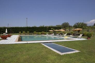 هتل Agriturismo Corte Benedetto