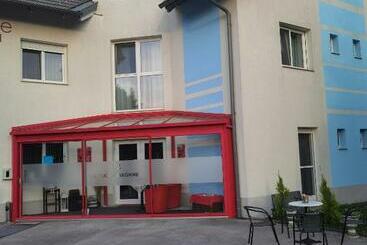 Otel Lion Blue Point