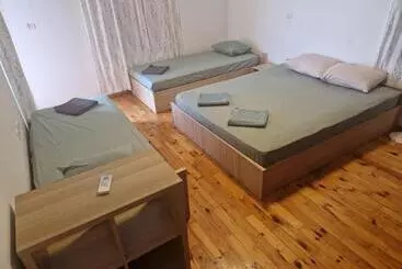 هتل آپارتمان Guesthouse Flora