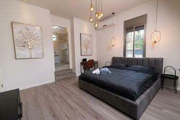 Apart Hotel King S Bed   Stay Royal And Stylish Bahai S Garden