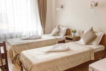 Mandarin Restoran & Hostel