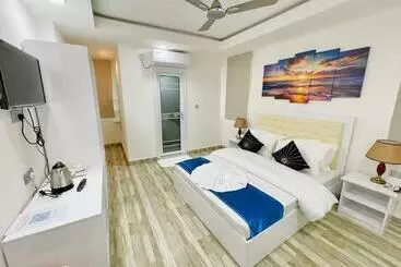 هتل Marine Holiday