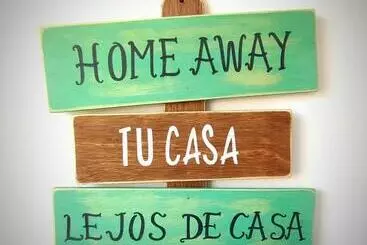 تختخواب و صبحانه Home Away