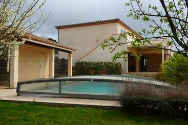 민박 L Oustal Des Fontanilles