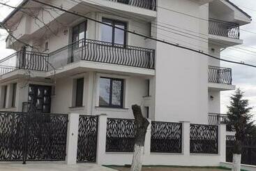 تختخواب و صبحانه Casa Leahu