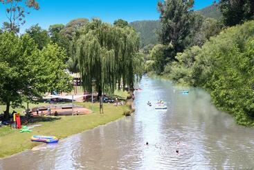 בית מלון כפרי Porepunkah Pines Holiday Park