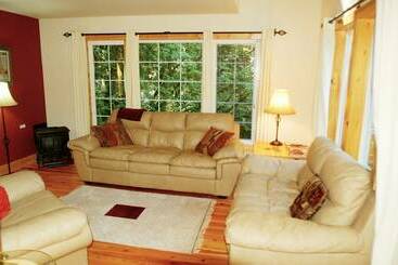 קוטג'' Snowline Cabin #34   Great English Tudor Style Home With Hot Tub! Now With Wifi!