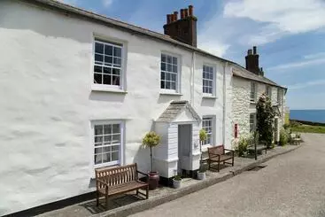 Gorgeous Coastal Cottage For 6 In Charlestown