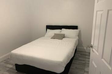 إقامة 3br Sleeps7 Garden Parking