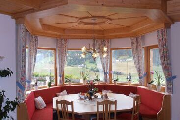 Отель Kratzerwirt Apartments