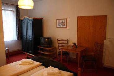 בית מלון כפרי Bräustüberl