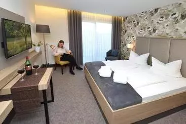 Kurhotel Grüttner Mit Eigenem Sole Thermal Schwimmbad 32 Grad Und Saunalandschaft