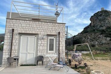 Отель La Sula Mare Accommodation 2 Km From The Zingaro Nature Reserve