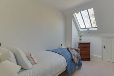 بيت ريفى The Old School House