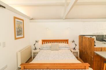 קוטג'' The Daffodil Shed