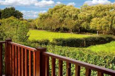 בית מלון כפרי Cherbridge Lodges Riverside Lodges Short Lets