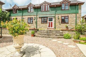 Сельский дом The Courtyard