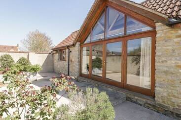 קוטג'' The Stone Barn