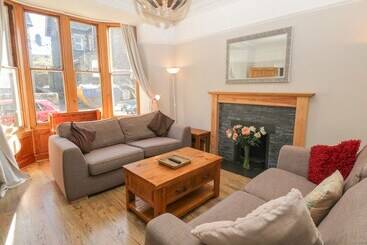 کلبه 48 Oak Street