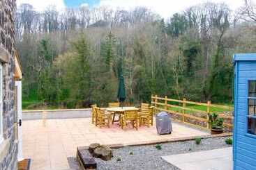 茅舍 The Lambing Shed