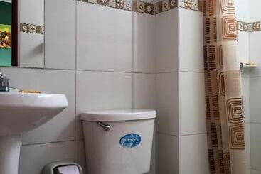 הוסטל Hostal Rodinn