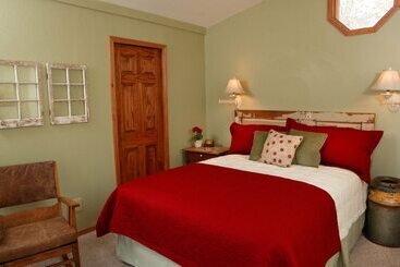 Otel Lake Lucerne Resort & Ranch