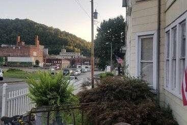 Pensiune Hatfield Mccoy House Inn