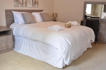 مبيت وإفطار The Greyhound Winterborne Kingston