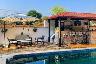 Aparthotel Isil Suite