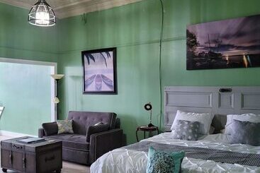 Szálloda Canalside Restaurant, Inn & Kitchen Store