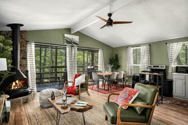 ツーリストアパートメント Sunny Cabin W Hot Tub, Grill, Porch, Firepit, Wifi