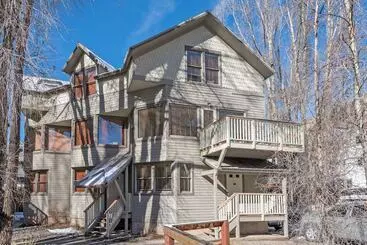 آپارتمان‌های توریست‌ها Plunge A By Avantstay Stunning Views & A Block From Lift #7