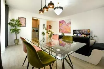 Turist apartmanları Sophistication   Cozy Apt With Balcony