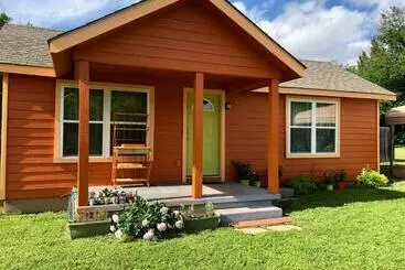 ツーリストアパートメント The Pumpkin Cottage Sleeps 9+crib +grill/firepit