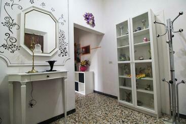 Жильё для туристов The House To The Walls