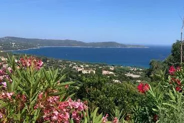 Aamiaismajoitus (B&B) Villa Cacharelle Vue Mer Piscine
