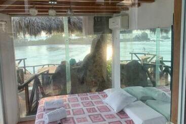 تختخواب و صبحانه The Ah