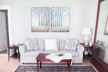 ツーリストアパートメント Honeysuckle Suite #1 Spacious Apartment Downtown