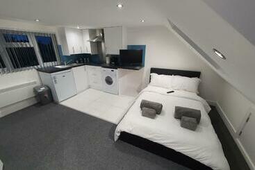 بنسيون New Self Contained Flat,in Hayes, Free Parking