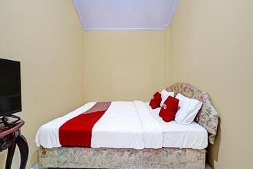 Szálloda Oyo 91389 Anggrek Residence Syariah