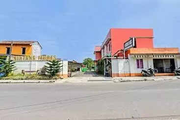 Spot On 91376 Hotel Bintang Flores