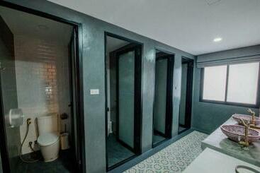 Lynlan Hostel & Cafe