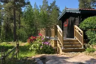 Pensionat Timber Cottages With Jacuzzi And Sauna Near Lake Vänern