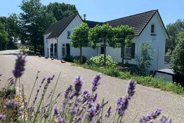 Bed and Breakfast Luxury Guest House Eik Aan De Dijk