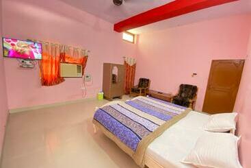 Hotel Shri Mahant Orchha 5 Mint Walking From Ram Raja Temple