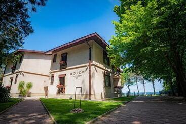 پانسیون Epico Seafront & Garden Apartments